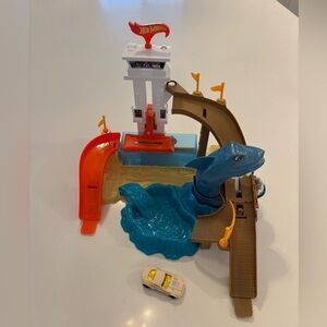 Hot Wheels Color Shifters Sharkport Showdown Play Set